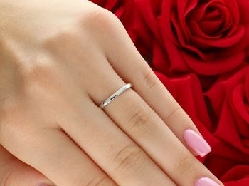 Klasyczny pierścionek z białego złota próby 585 z jednym diamentem 0,03 ct, barwa H, czystość SI. Certyfikat autentyczności kamienia. Idealny prezent5.jpg